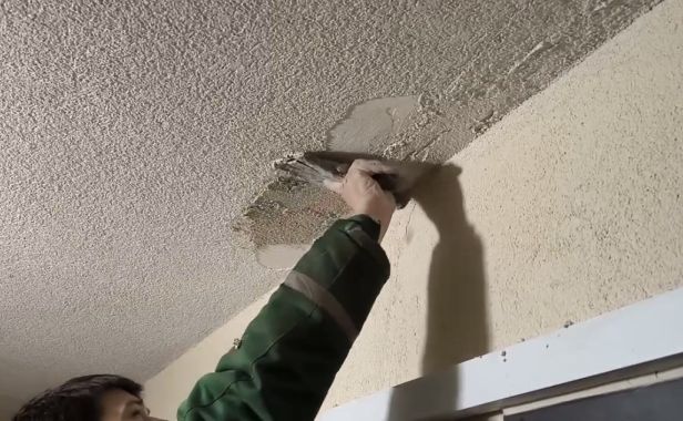 Приводим в порядок стены подъезда на улице Телевизионной, 11