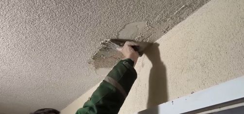 Приводим в порядок стены подъезда на улице Телевизионной, 11