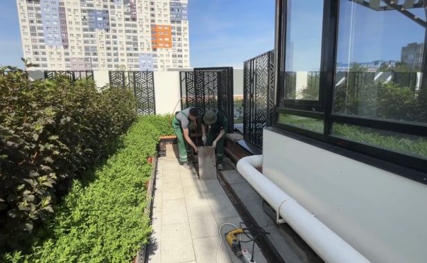 В ЖК «Айтауэр» демонтировали всю плитку на стилобате: работы идут до бетона