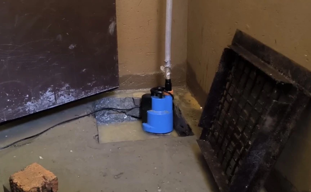 Инженер дома № 11 на Телевизионной улице Сергей Шорин: Провели работы по откачке воды из приямка.