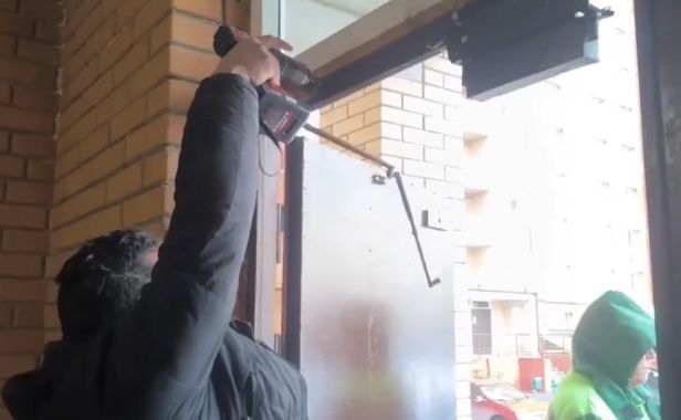 Хлопки отменяются: как приручили входные двери в доме №6 к.2 на улице Шереметьевской 