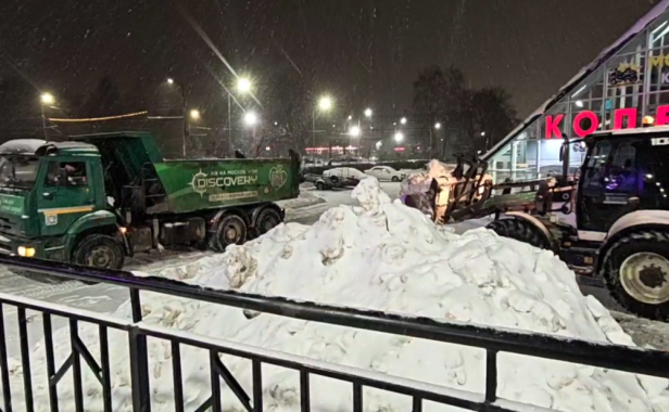 С утра до позднего вечера убирают территорию жилых комплексов сотрудники УЖК "Зелёный сад -Мой дом"