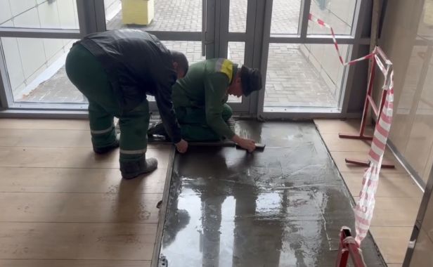 Работы в подъезде: обновляем напольное покрытие.