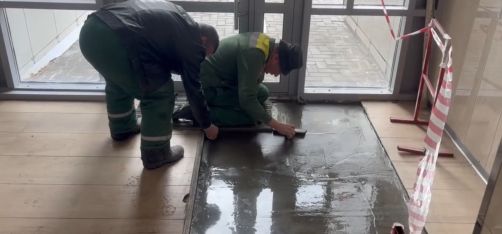 Работы в подъезде: обновляем напольное покрытие.