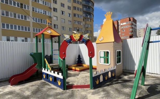 Финишная прямая: на Татарской,56 детская площадка становится конфеткой
