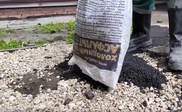 На Телевизионной, 11 ямы залатали холодным асфальтом