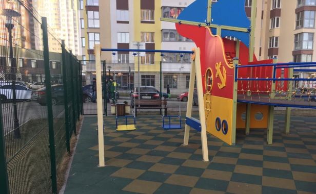Новые качели и песочница на детской площадке в ЖК «Grand Comfort» 