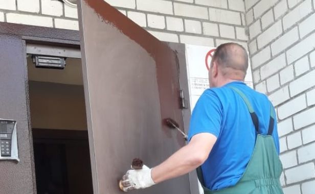 Покрашены двери входных групп дома на Татарской, 69