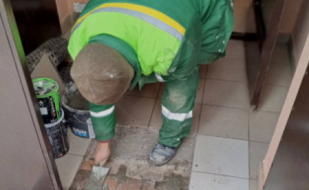 В подъезде дома на Космодемьянской, 18 провели реставрацию напольной плитки