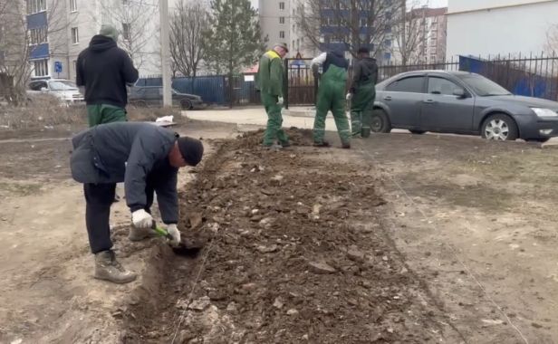 Просьбы жильцов были услышаны: на Васильевской улице прокладывают пешеходную дорожку