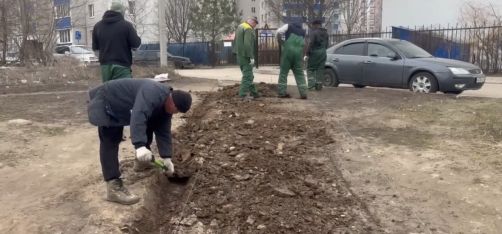 Просьбы жильцов были услышаны: на Васильевской улице прокладывают пешеходную дорожку