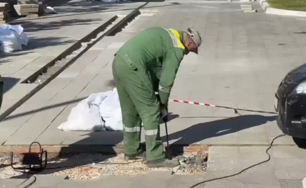 В ЖК "Айтауэр" на придомовой территории меняют плитку. 
