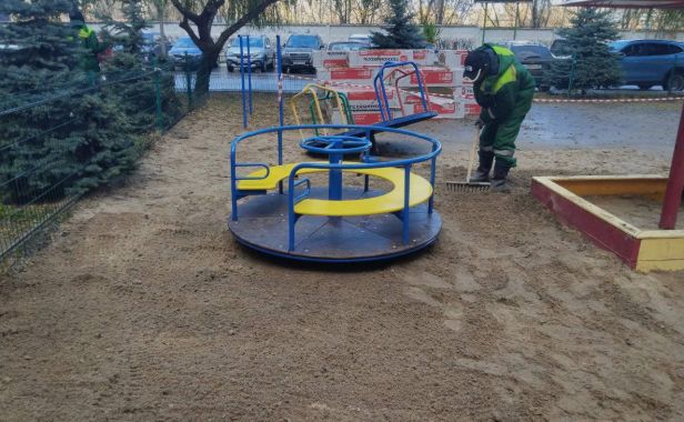 На детской площадке на Новосёлов, 21В обновление