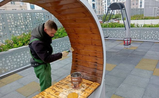 В жилом комплексе «Еврокласс» продолжаются работы по благоустройству стилобата.