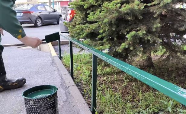 Обновили цвет ограждений на Космодемьянской,18