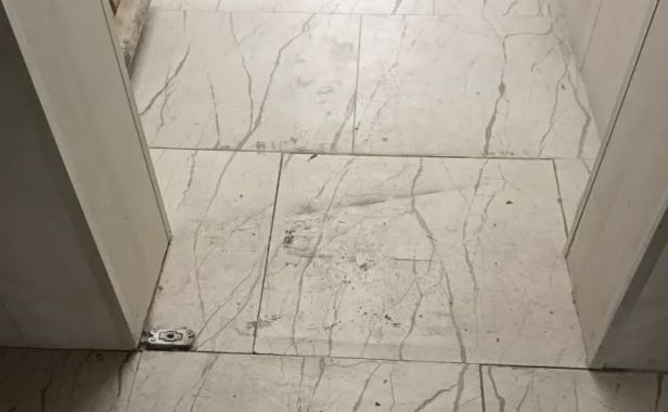 Разбитая плитка в "Дискавери" на Мервинском проезде (фасад), и в "Айтауэре" на Московском шоссе (входная группа)  обновлена снаружи и внутри жилых комплексов. 