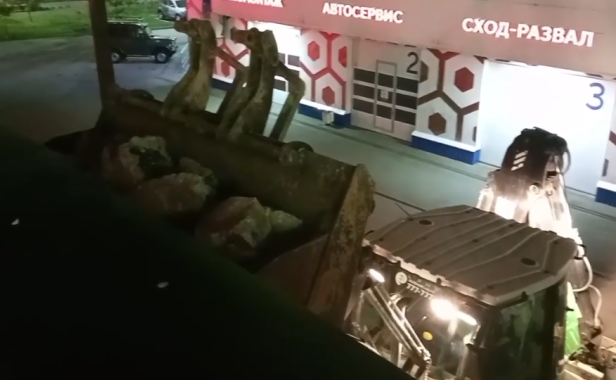 Работа на Айтауэре кипит даже с наступлением сумерек...