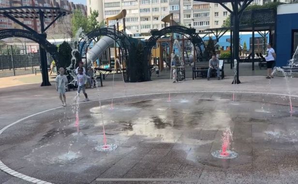 В ЖК «Дискавери» открыли купальный сезон: на детской площадке запустили фонтан