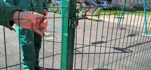 Взялись за забор на улице Космодемьянской