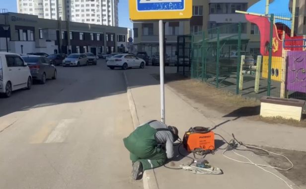  На пешеходном переходе в ЖК «Гранд Комфорт» на Васильевской улице установлен соответствующий дорожный знак.