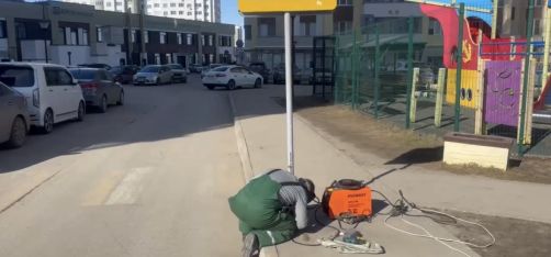  На пешеходном переходе в ЖК «Гранд Комфорт» на Васильевской улице установлен соответствующий дорожный знак.