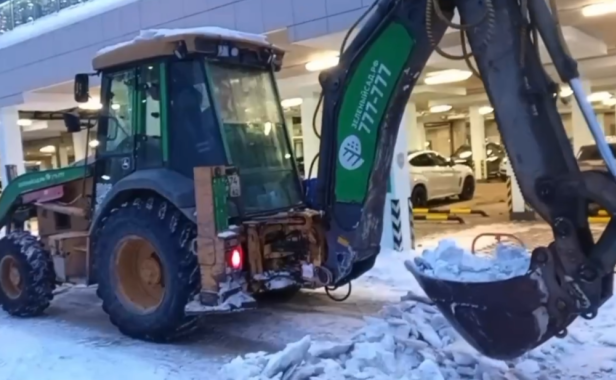 Сотрудники УЖК «Зелёный сад - Мой дом» ведут активные уборочные работы 