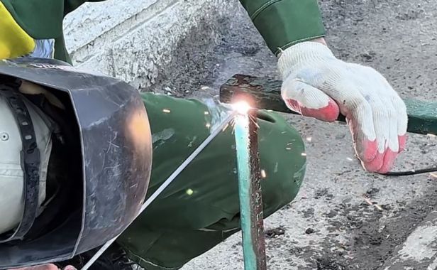 Ограждение зелёной зоны на Новосёлов 21в восстановлено после снежной зимы