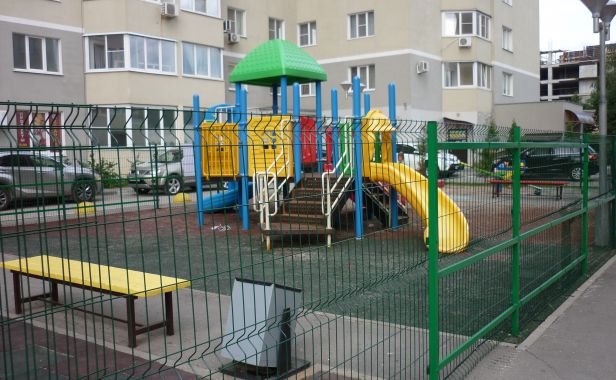 Обновлена детская площадка на Первомайском проспекте