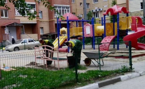 Отремонтировали лавочки на детской площадке на Новосёлов, 21А 