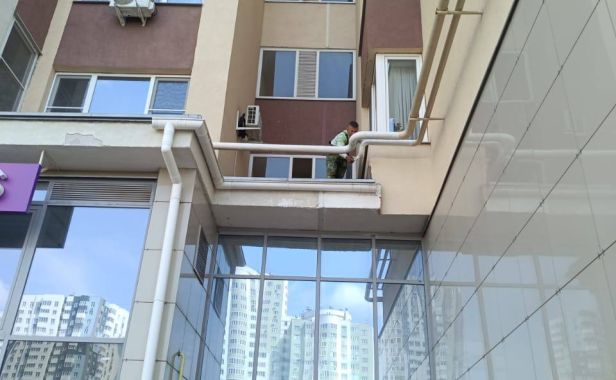 На улице Васильевска д7 красят газовые трубы