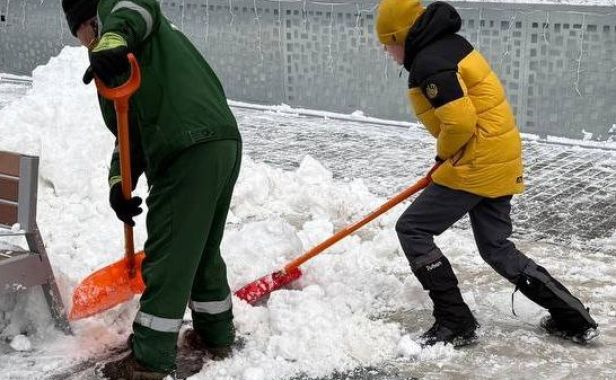 Снег ещё не закончил свой полёт, а его уже убирали