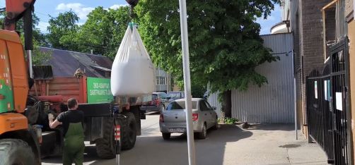 Свежий песок - к чистым куличам: обновление во дворе на Космодемьянской 18