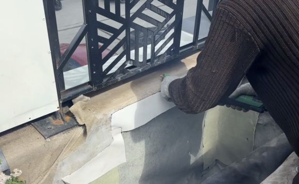 Двойной удар по протечкам: в Айтауэре укрепляют не только швы, но и вазоны
