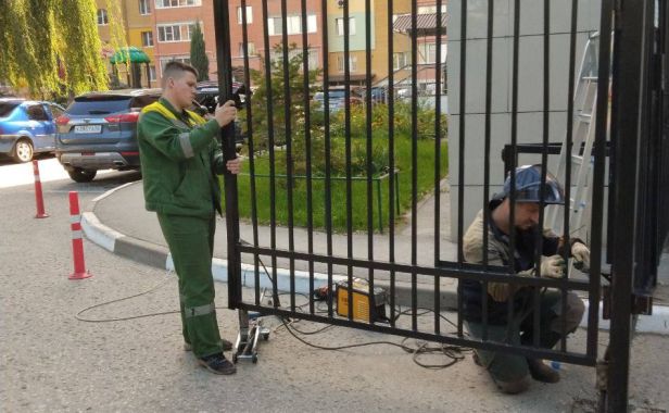 Команда УЖК «Зелёный сад - мой дом» вернула двору защиту без шума и пыли