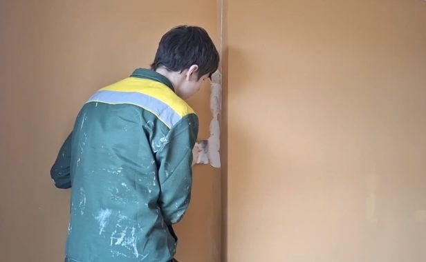 Шпаклюют, грунтуют, восстанавливают: как обновили стены и повреждённый фасад на Славянском проспекте