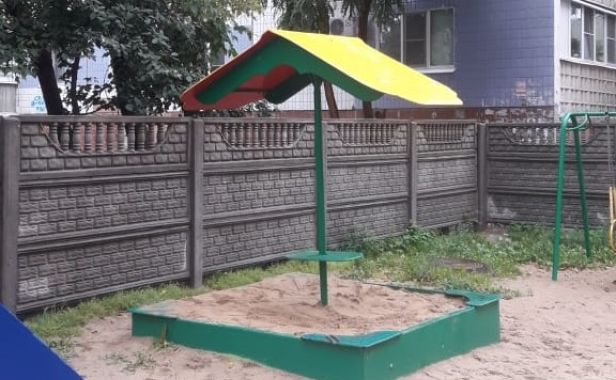 На Пушкина, 27 на детской площадке восстановлен «грибок» над песочницей 