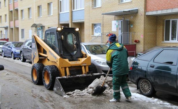 В январе с придомовых территорий было вывезено более 2 тысяч кубометров снега